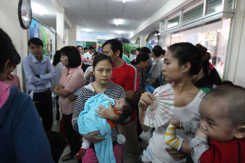 Chen lấn tiêm vắc xin pentaxim